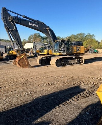 Deere 470G Excavator - Photo 2