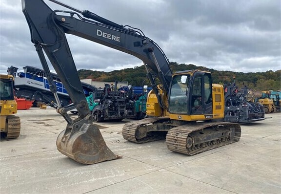 Deere 245G LC Excavator - Photo 2