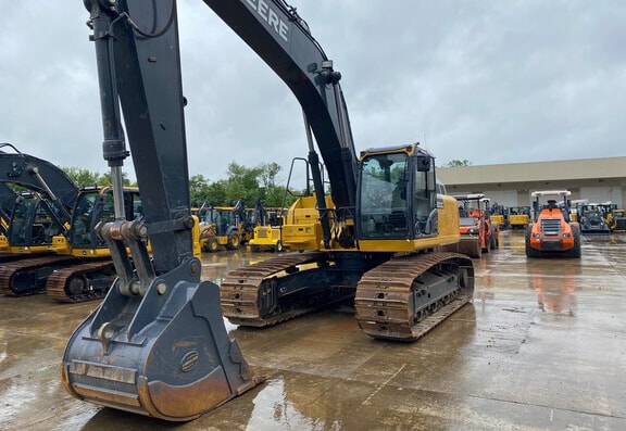 Deere 300G LC Excavator - Photo 2
