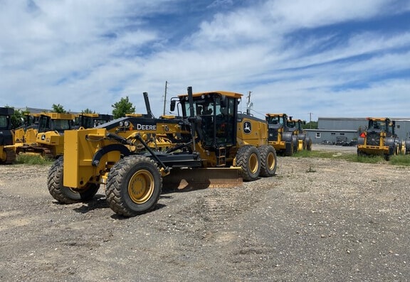 Deere 672G Motor Grader - Photo 2