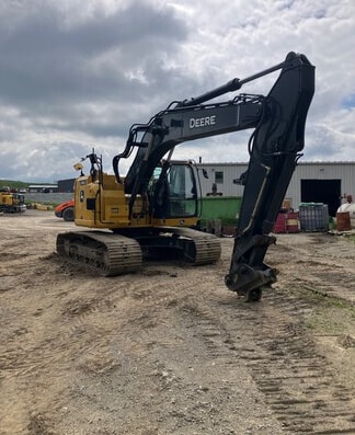 Deere 245G LC Excavator - Photo 2