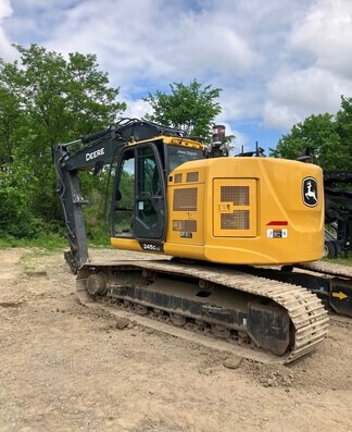 Deere 245G LC Excavator - Photo 3